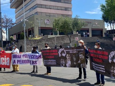 Marchan periodistas en Edomex para exigir un alto a las agresiones contra el gremio