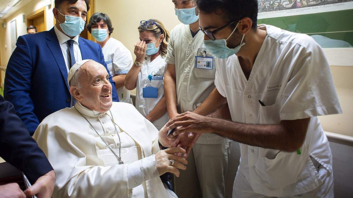 El papa Francisco junto a los médicos del Gemelli, en Roma. Fuente: (Twitter)