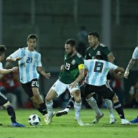Un Tri sin idea sucumbe ante una Argentina sin "estrellas"