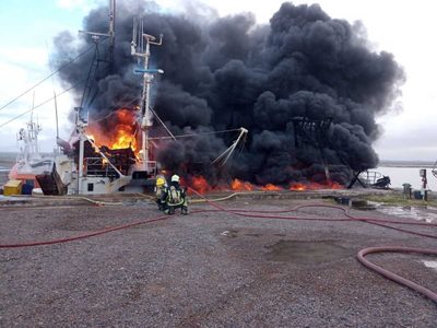 Voraz incendio en el puerto de San Antonio Oeste