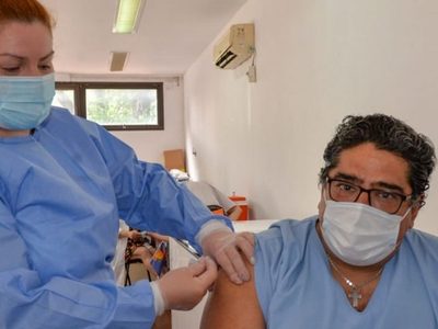 El Gobierno anunció que se aplicará la tercera dosis al personal de salud y a los mayores de 70