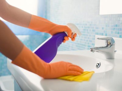 No gastes en productos carísimos: mirá cómo preparar tu propio desinfectante para el baño con solo 4 ingredientes