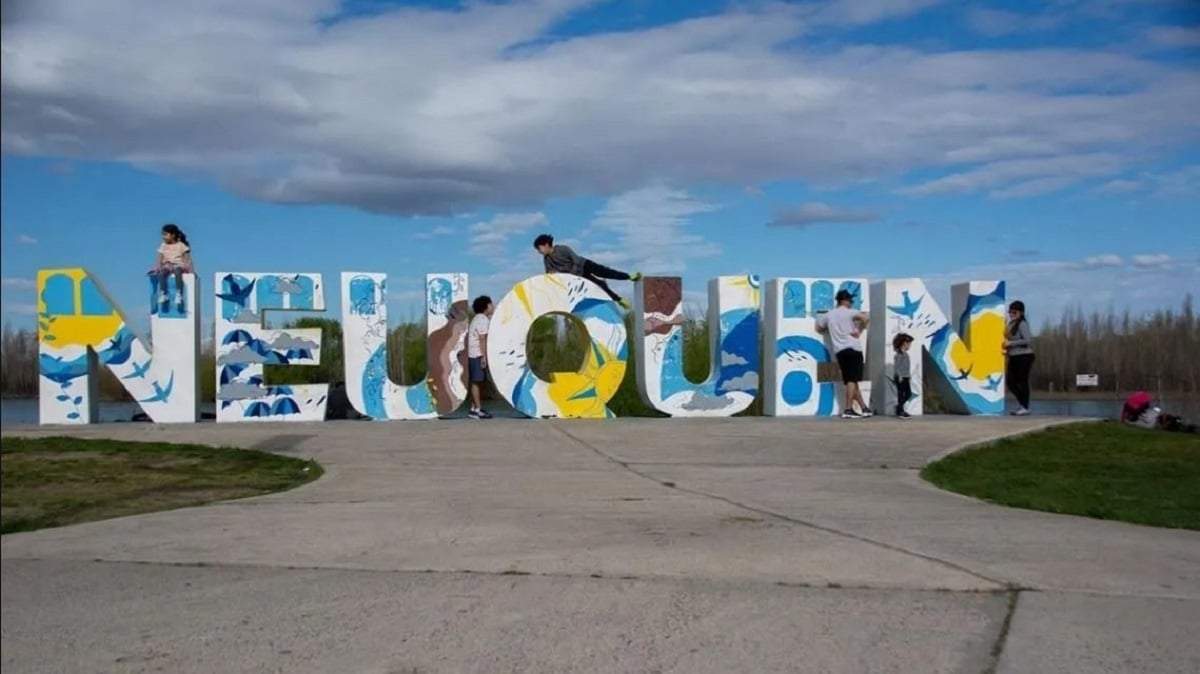 El gobierno busca impulsar la transformación de Neuquén en una ciudad turística. Fuente: (Neuquén al Instante)