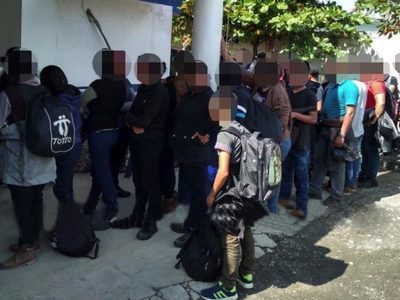 Policía rescata en el sur de Veracruz a 117 migrantes