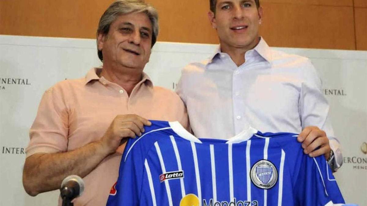Martín Palermo. Se retiro y se puso el buzo en el Tomba