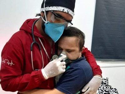 Con un abrazo, enfermero tranquiliza a paciente covid con Síndrome de Down que no podía respirar