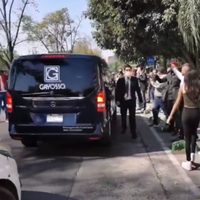 Balconean a reportero de TV Azteca que corría tras una carroza que no era la de Vicente Fernández