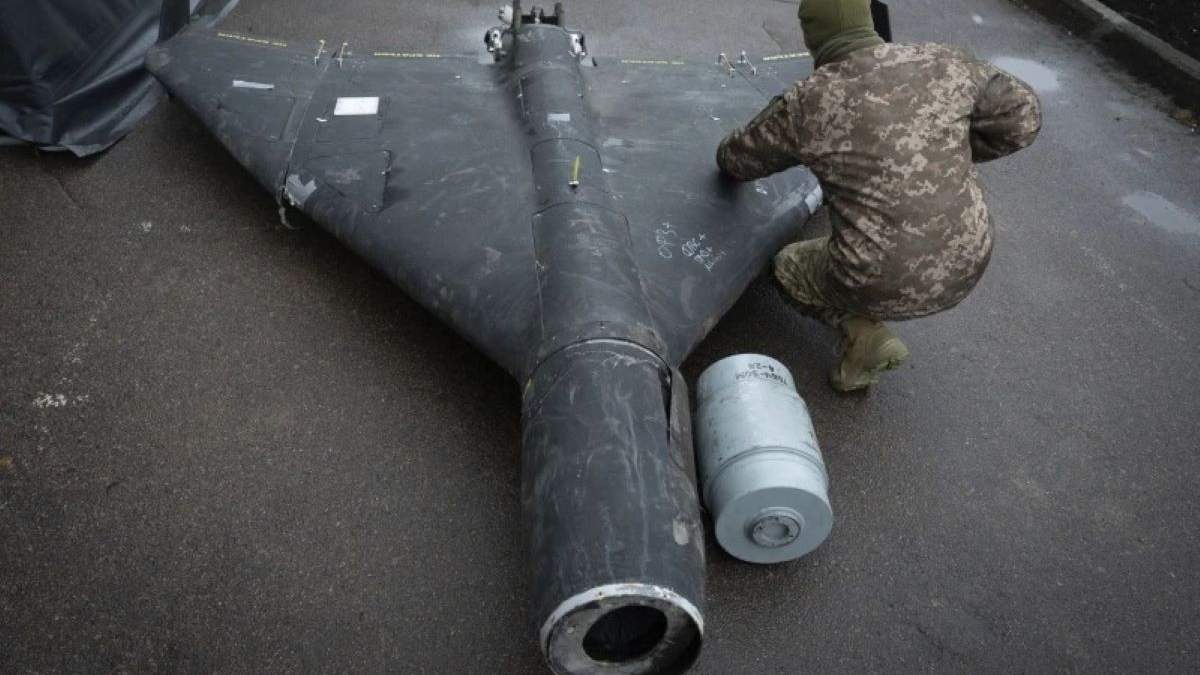 Un oficial ucraniano examina un dron Shahed derribado con una carga termobárica lanzada por Rusia en un laboratorio de investigación en un lugar no revelado en Ucrania el jueves 14 de noviembre de 2024