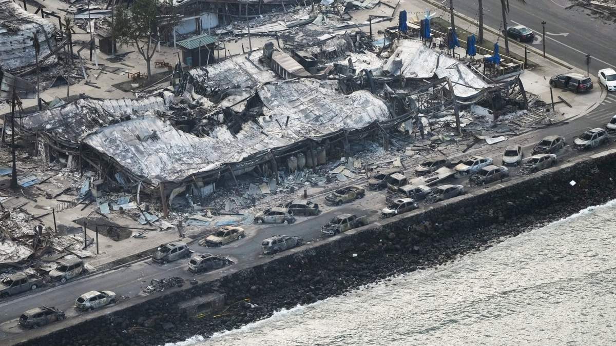 Restos calcinados tras el paso de incendios forestales en Lahaina, Hawai