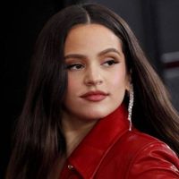 ¡Se pasó! Rosalía modeló de espalda y dejó ver lo que no debía ¿Es posible tanto?