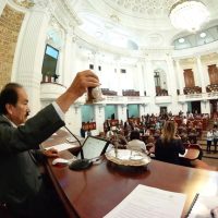 'Álcenla, pinches pendejos”, dice diputado de Morena a micrófono abierto (Video)
