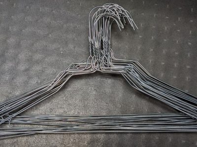 Con 1 percha de ropa vieja o rota y un pedazo de soga: creá este porta toallas para el baño súper fabuloso