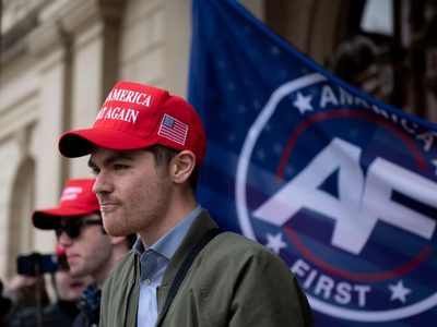 Crecen las críticas entre los republicanos por la cena de Trump con reconocido supremacista blanco
