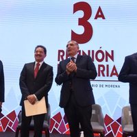 Adán Augusto López en plenaria de Morena: Desafía a oposición y declina abordar sucesión