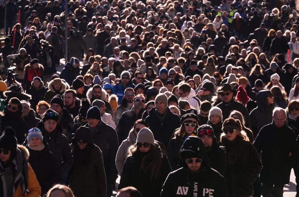 Personas caminan durante una procesión en Crans-Montana, Suiza, el domingo 4 de enero de 2026, en honor a las víctimas de un devastador incendio en el bar Le Constellation que dejó muertos y heridos durante las celebraciones de Año Nuevo