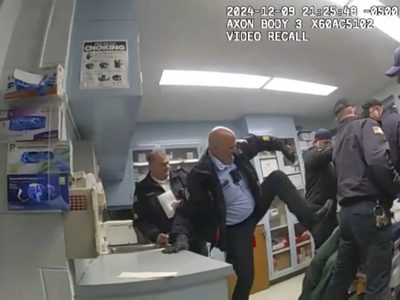 Guardia que ayudó a golpear hasta la muerte a un preso esposado se declara culpable de homicidio