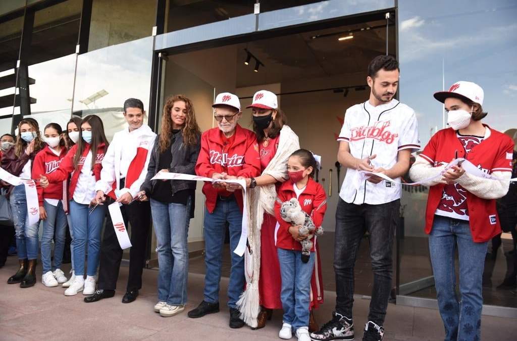 Alfredo Harp Helú en la inauguración del Museo de Los Diablos Rojos