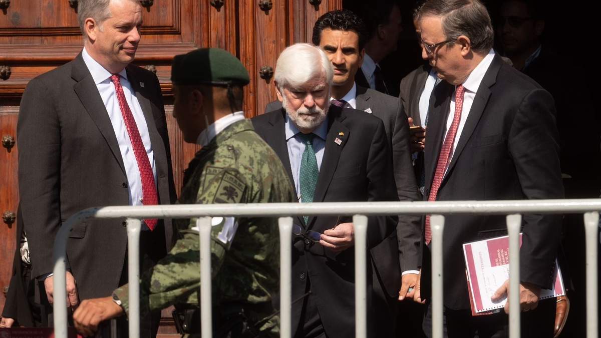 El asesor especial de Estados Unidos para las Américas, Chris Dodd a su salida de la reunión con el presidente López Obrador