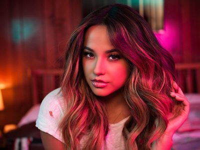 ¡De par en par! Becky G con una bata de satén que se abrió y... ¡Como Dios la trajo al mundo!