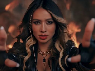 “Apunta, dispara”: así es el nuevo tema de Flor Vigna