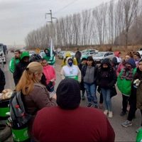 Un reclamo de estatales de San Patricio del Chañar complicó el tránsito en la ruta 7