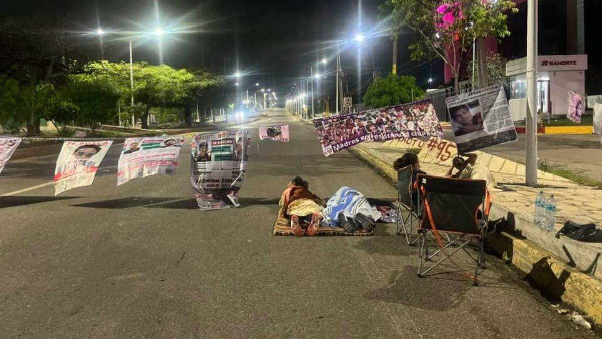 Plantón de Madres en Resistencia, frente a la Fiscalía General del Estado de Chiapas