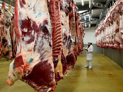 Sigue vigente la distribución de carne por media res