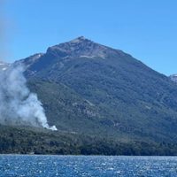 Duro combate contra el fuego en el Parque Nacional Lanín, al sur del Lago Meliquina