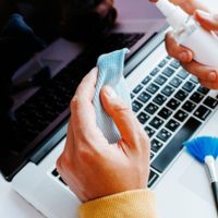 El truquito exprés para limpiar tu laptop por completo y que quede radiante, libre de polvo e impurezas
