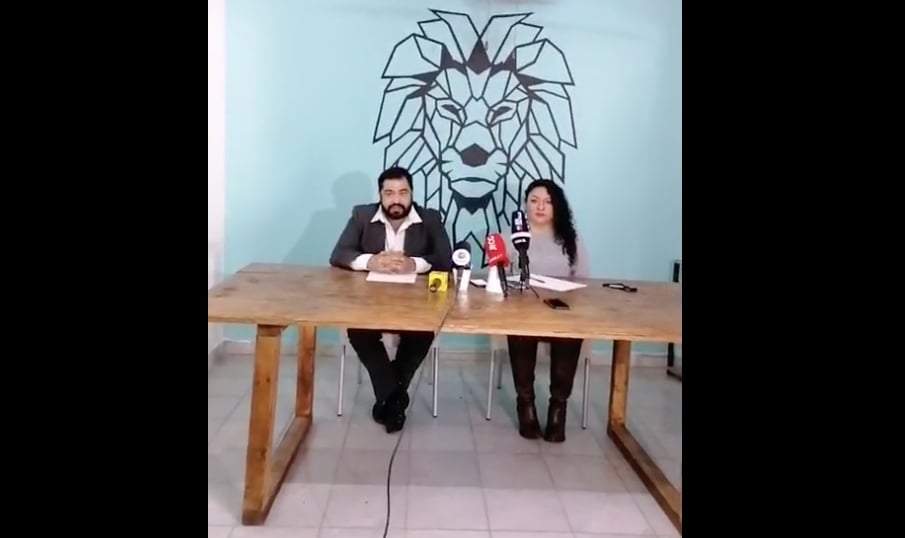 Yollotzin Bocanegra (der.), en conferencia de prensa