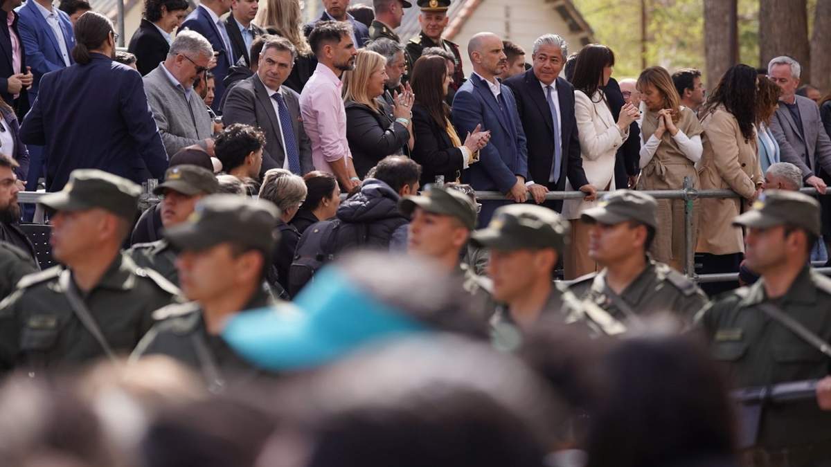 Las autoridades observan el desfile desde el palco. Fuente: (X)
