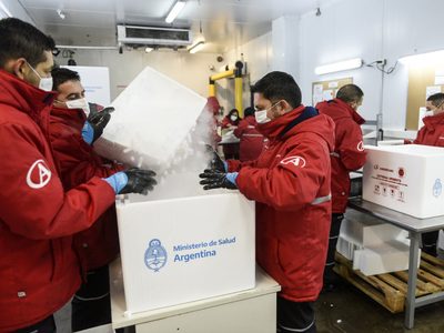 Llegaron más de 1,1 millones de dosis de la vacuna contra el coronavirus de AstraZeneca