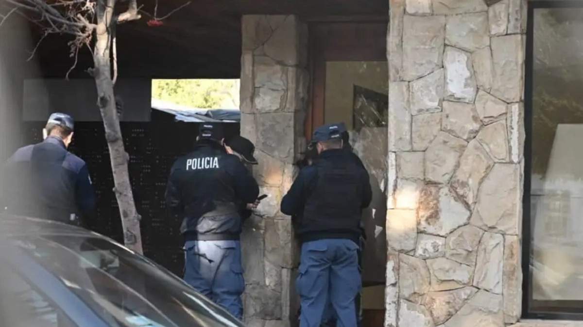 Un adolescente fue detenido en el centro de San Martín de los Andes y llevaba sustancias prohibídas. Foto Policía