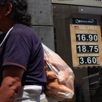 El dólar pierde terreno frente al peso; se vende en 18.65 unidades