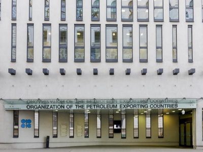La OPEP+ recortará su producción en 2 millones de barriles diarios
