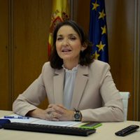 Ahora la Ministra de Turismo de España recibe sobre con amenazas y una navaja