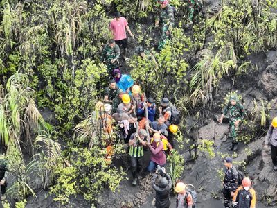 Recuperan cuerpos de tres excursionistas muertos tras erupción de volcán en Indonesia