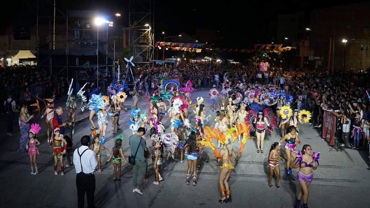 Más de 25 mil personas participaron del Corso más grande de la Patagonia. Fuente: (Municipio Zapala)