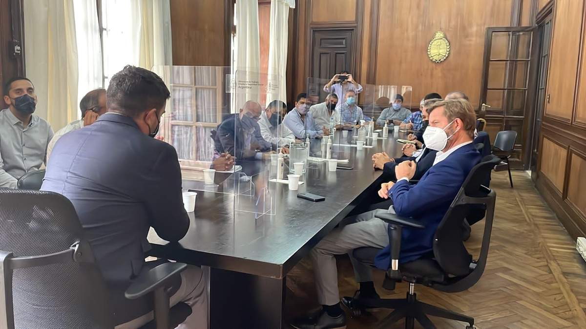 La reunión por paritarias de la que participó Claudio Vidal. Fuente: (Twitter)