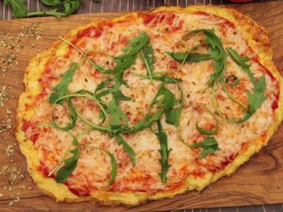 Pizza keto, esponjosa y deliciosa: la opción baja en calorías que te salva cualquier cena
