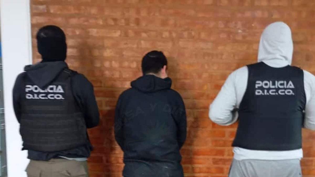 Jonatan Fuentes fue detenido cuando intentaba escapar hacia una vivienda vecina. Fuente (Policía de Neuquén)
