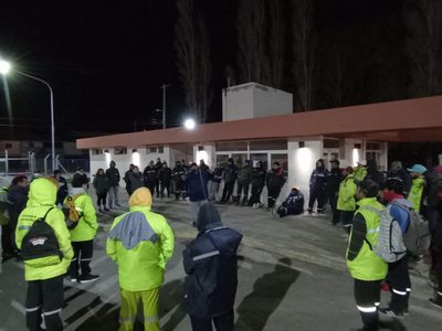 La municipalidad de Cipolletti estuvo tomada por sus trabajadores durante una hora