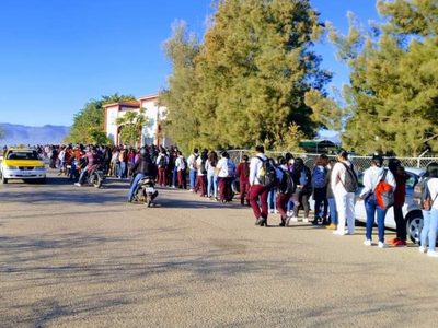 Estudiantes denuncian discriminación por prohibición de tintes y tatuajes
