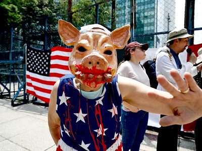 Protestan afuera de la Embajada de Estados Unidos en México