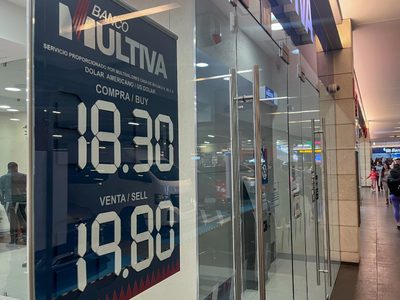 Peso mexicano navega en la volatilidad por indicadores económicos de Estados Unidos