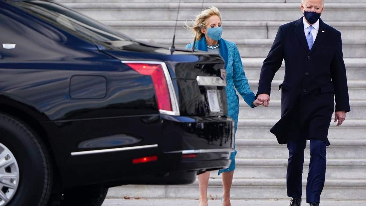 El presidente Joe Biden y su esposa Jill salen del Capitolio luego del pase militar