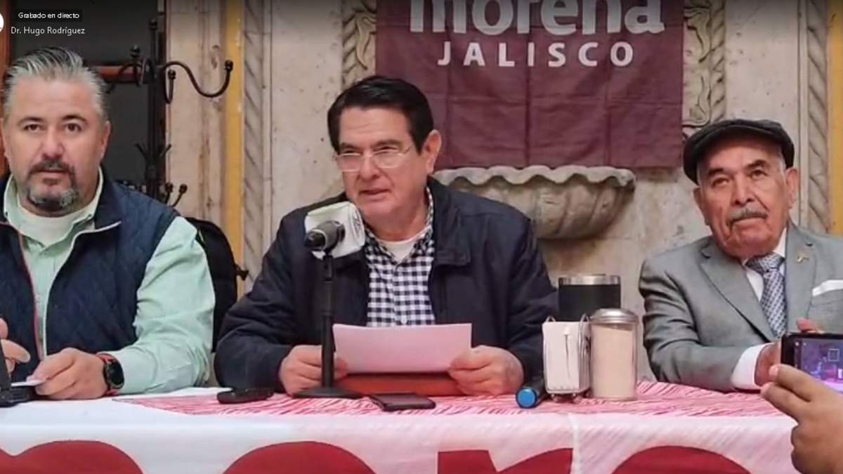 Al centro, exdirigente de Morena en Jalisco, Hugo Rodríguez