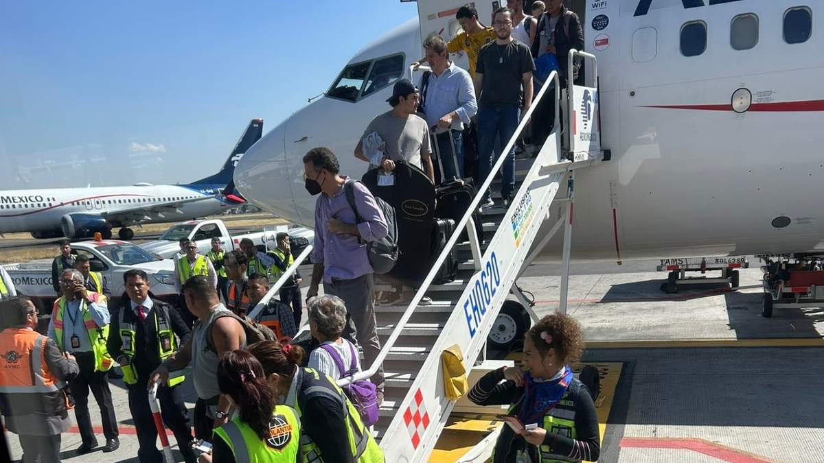Finalmente, los pasajeros descendieron de la aeronave