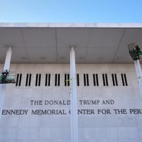 Centro Kennedy añadió el nombre de Trump al monumento que el Congreso creó para John F. Kennedy