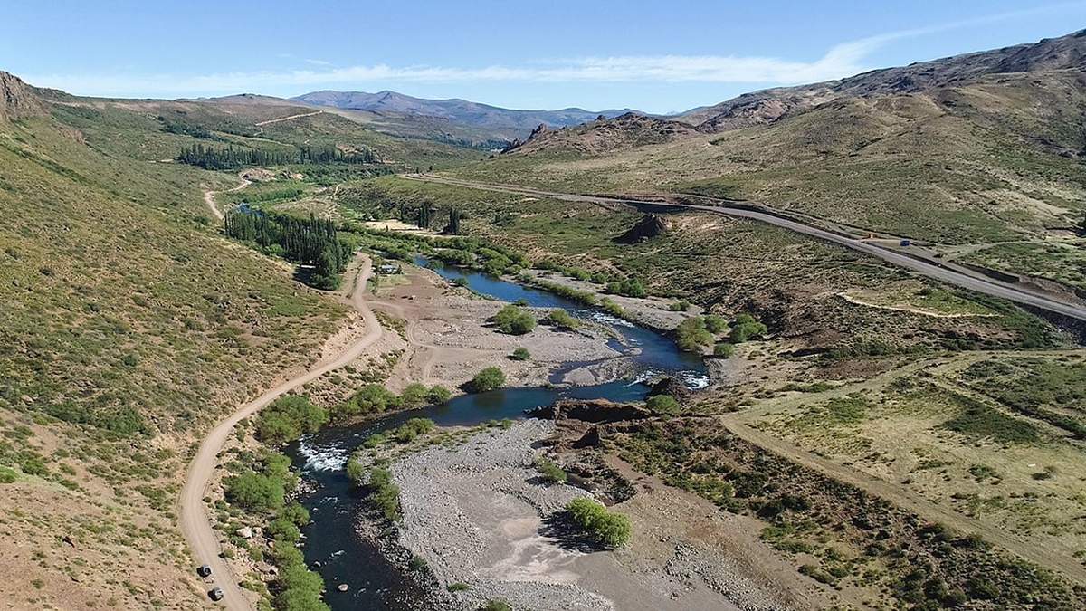 Sobre el río Nahueve se ubica la central hidroeléctrica multipropósito. Fuente: (Twitter)